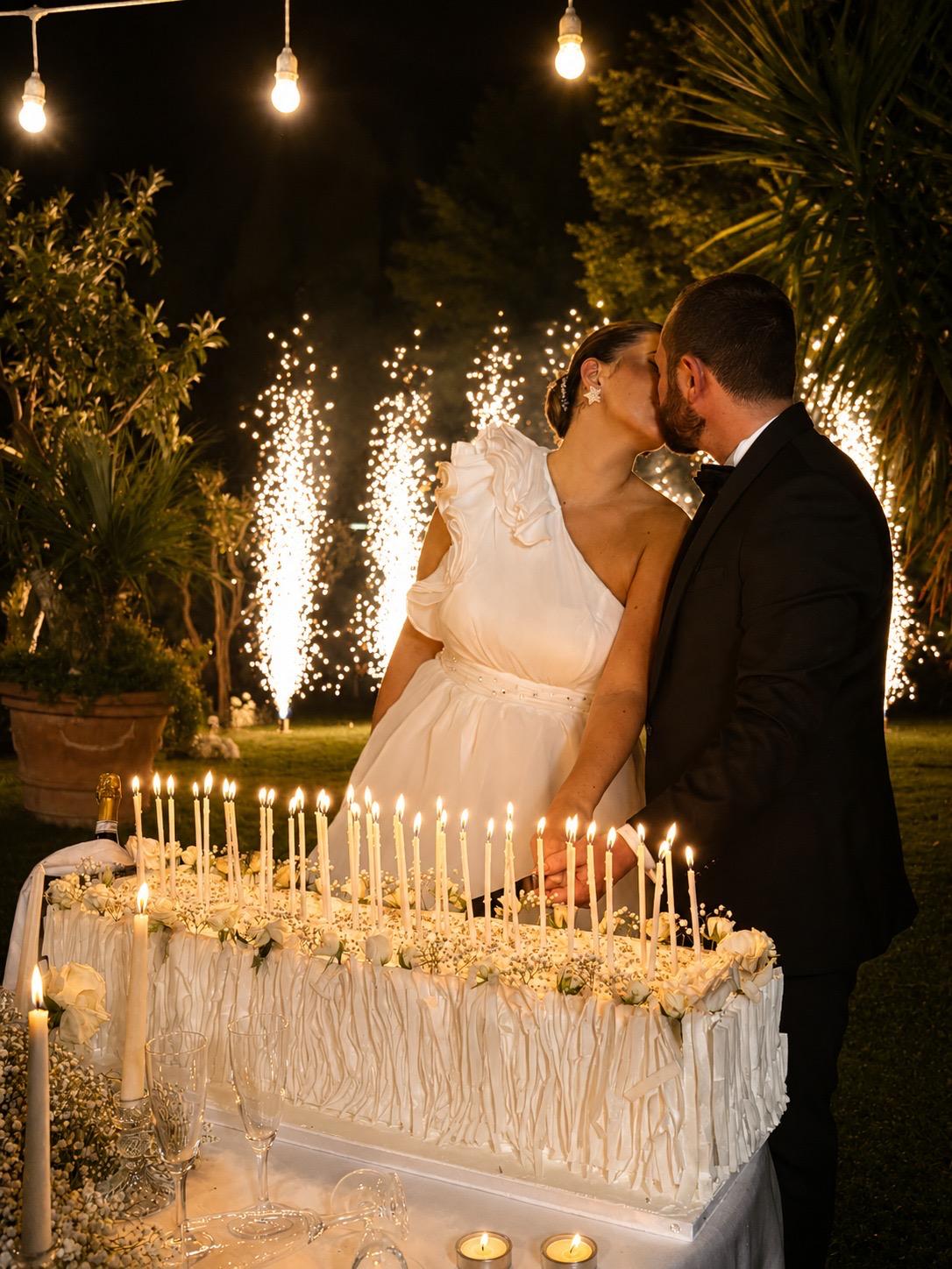 Il taglio della torta sotto le stelle della Paratella